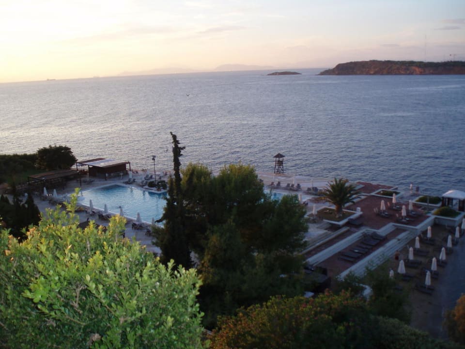 Blick vom Zimmer auf Meer und Pool Four Seasons Astir Palace Hotel Athens