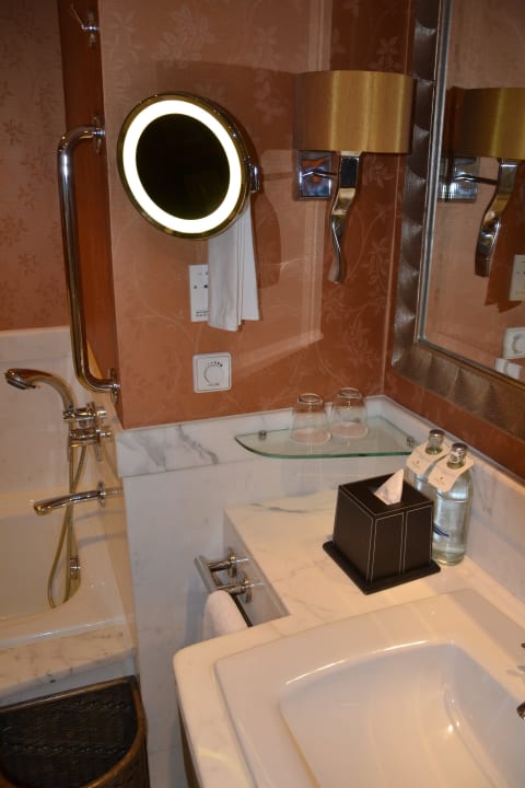 Bad Shangri-La Hotel, Bangkok