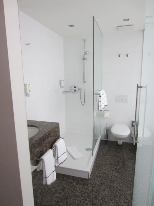 Badezimmer - schön groß - sehr hell ACHAT Hotel München Süd