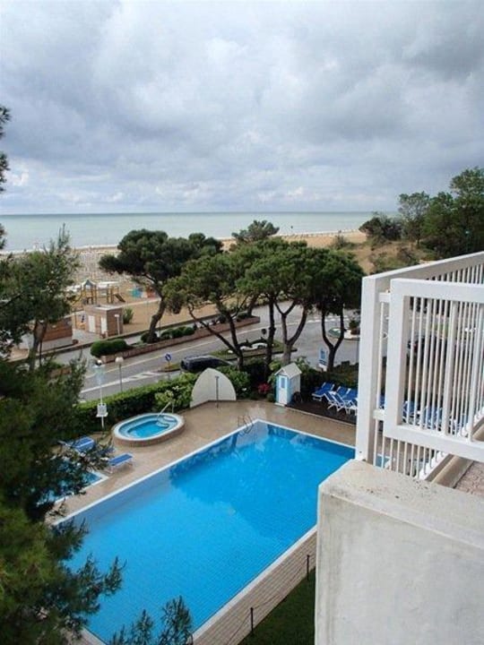  Pool  vom Balkon  Hotel  Atlantic Lignano  HolidayCheck 