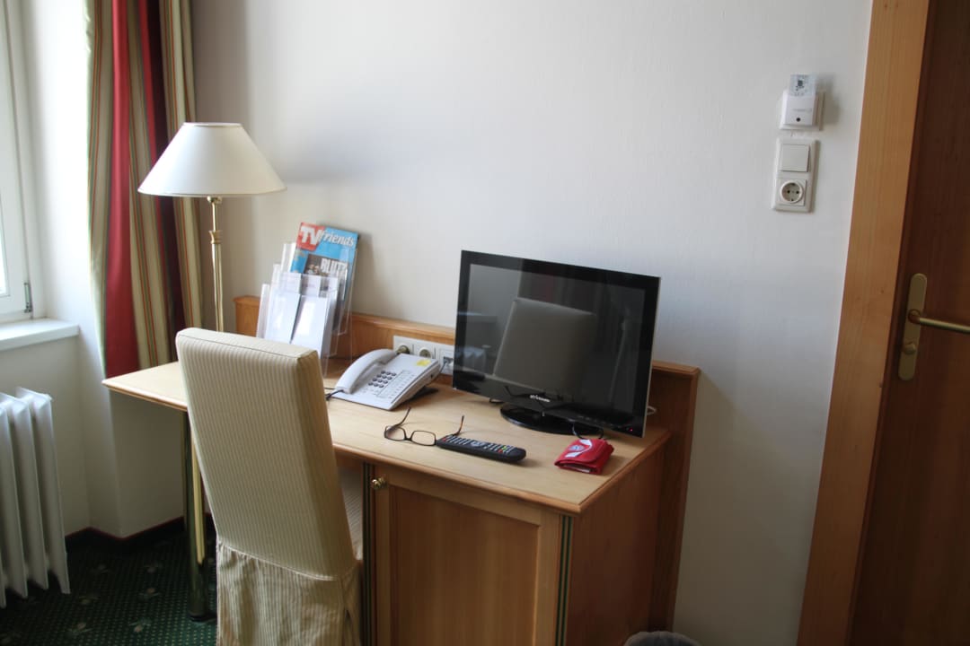 Schreibtisch und TV Hotel Brauhof Wien