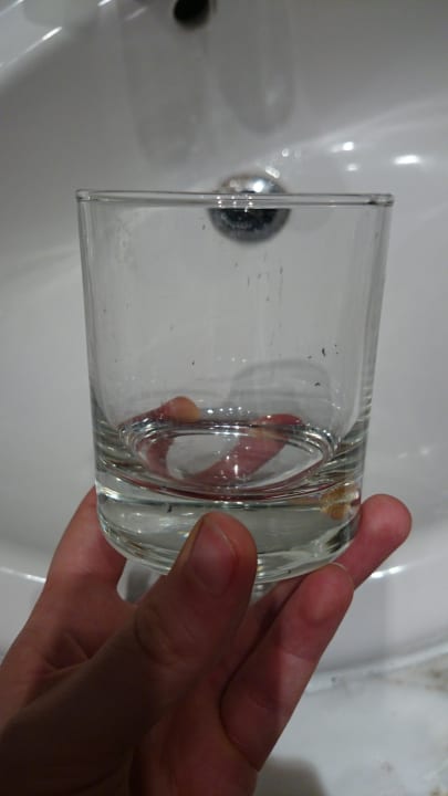 Ein verdrecktes Glas Hotel El Mouradi Djerba Menzel