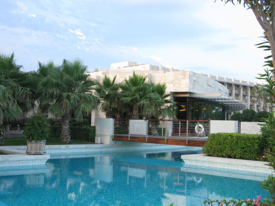 Бассейн со стороны реки Gloria Serenity Resort