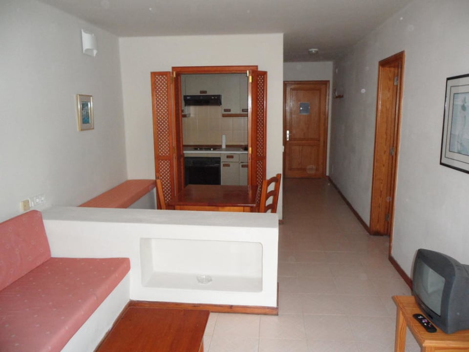 Innenansicht Zimmer und Küche Neptuno Suites - Adults only