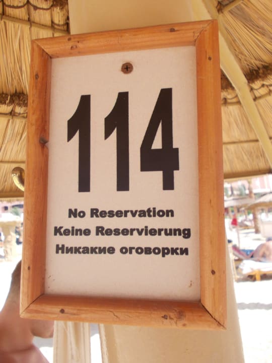 Tafeln der Strandliegen, genügend Liegen Pickalbatros Palace Resort