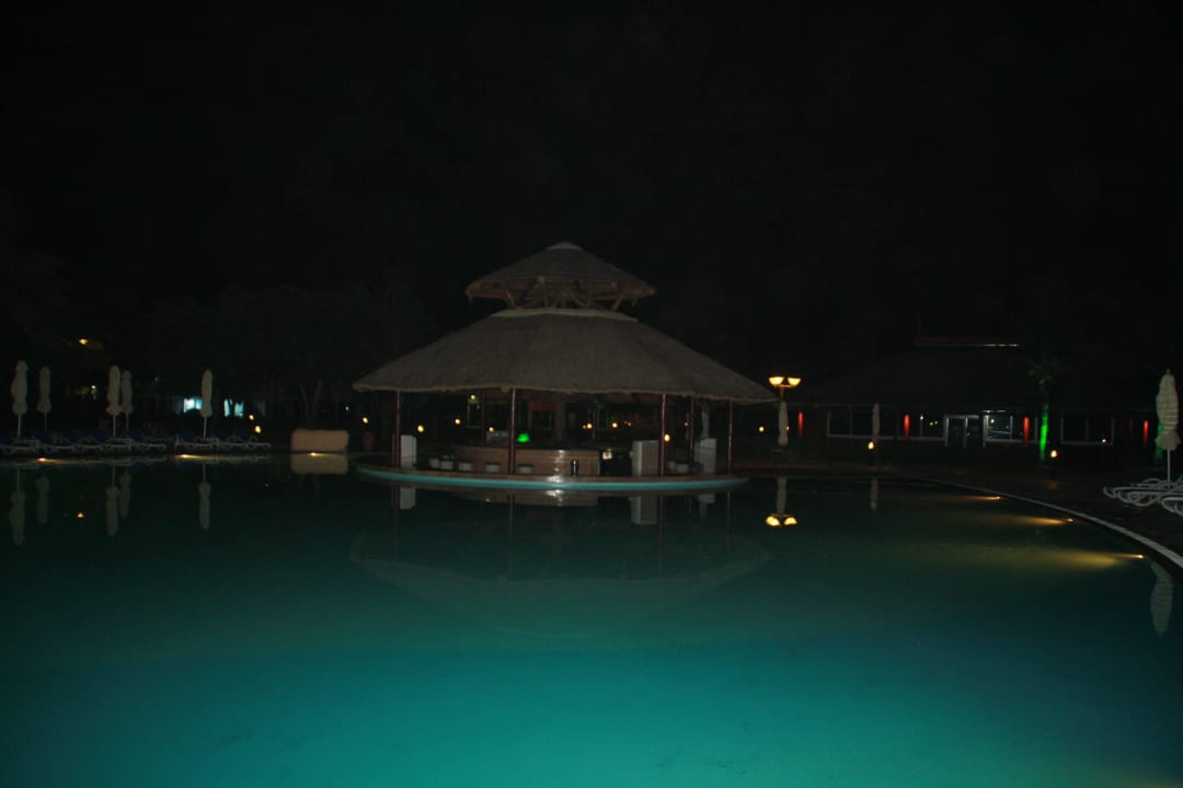 Blick auf die Poolbar Nachts Fujairah Rotana Resort & Spa