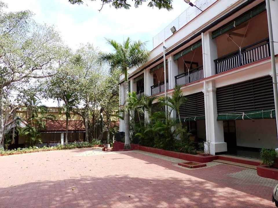 Arcaden zu den Zimmern am Haupthaus The Gateway Hotel Pasumalai