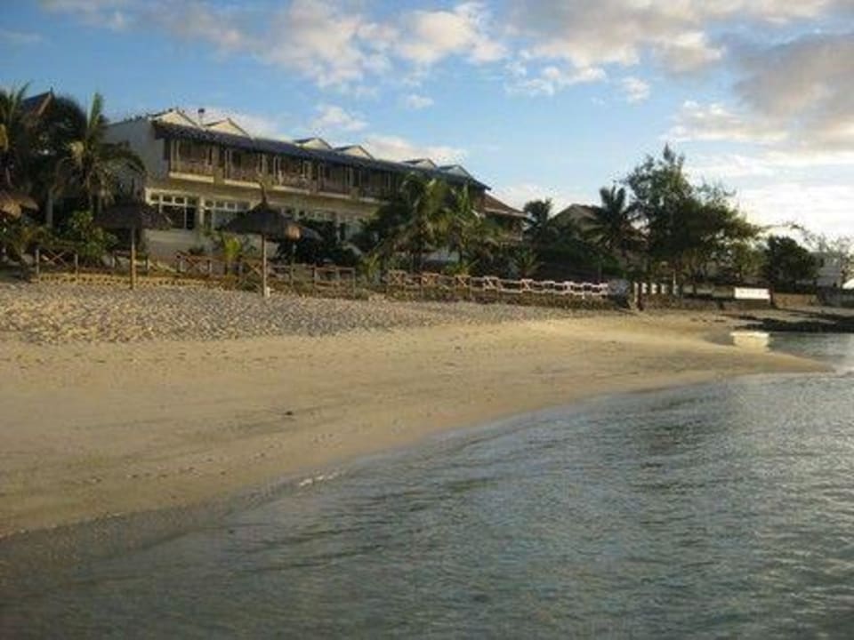 Blick vom Strand aus auf das Hotel Le Peninsula Bay Beach Resort & Spa