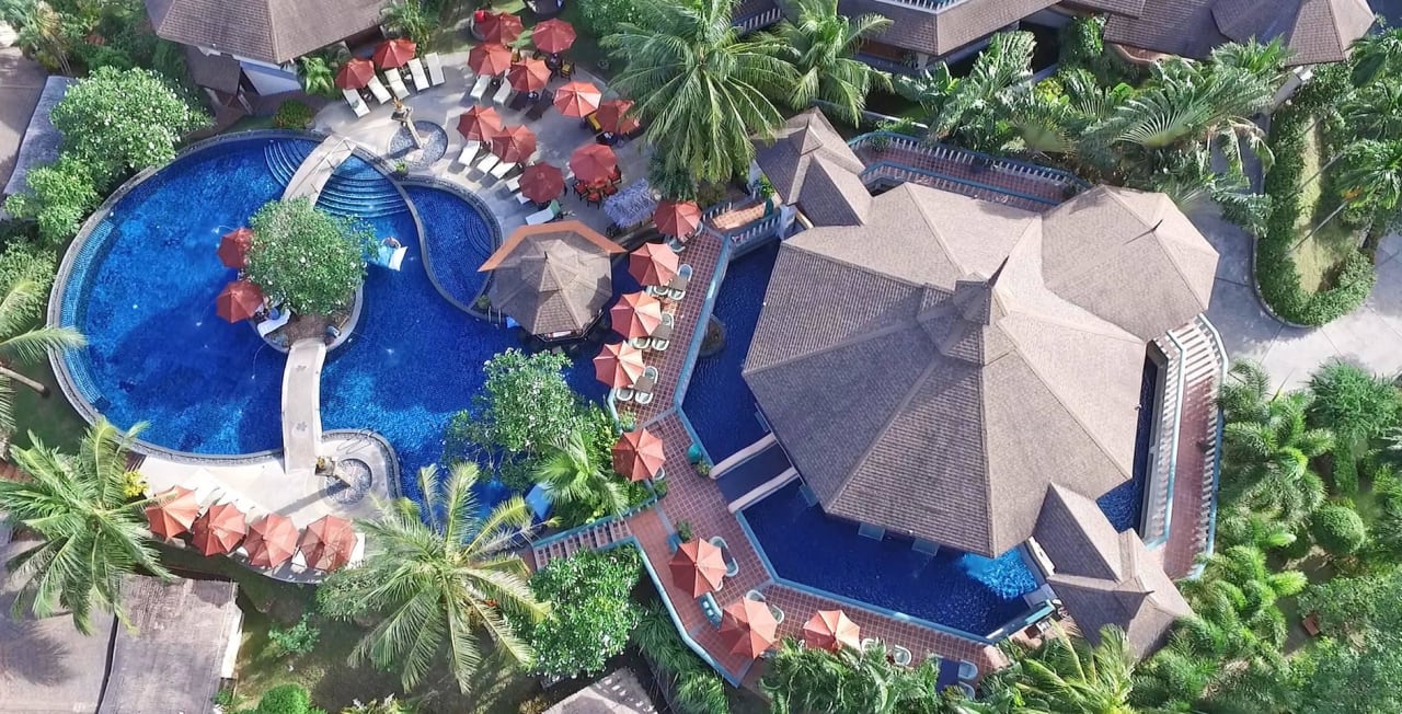 Pool und Restaurant aus der Luft Mangosteen Ayurveda & Wellness Resort