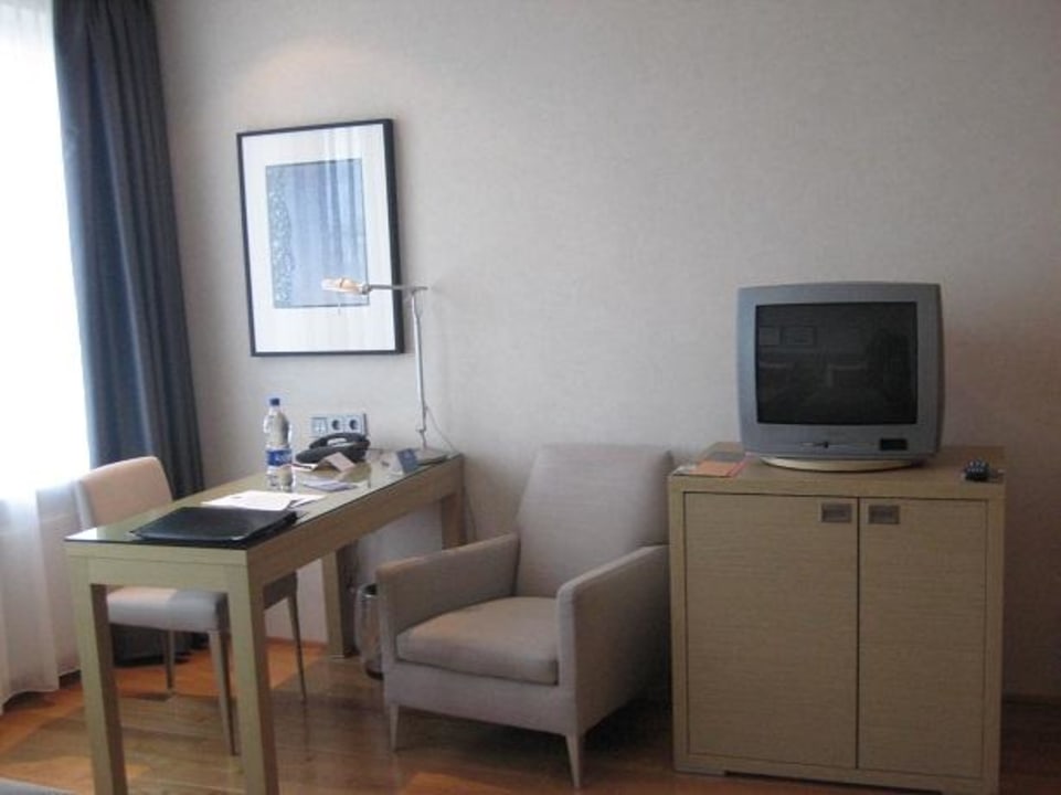 Schreibtisch, TV Hilton Reykjavik Nordica