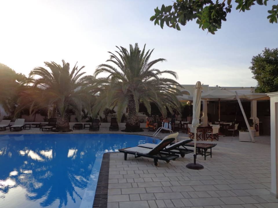 Pool in der Abendsonne Hotel Strogili