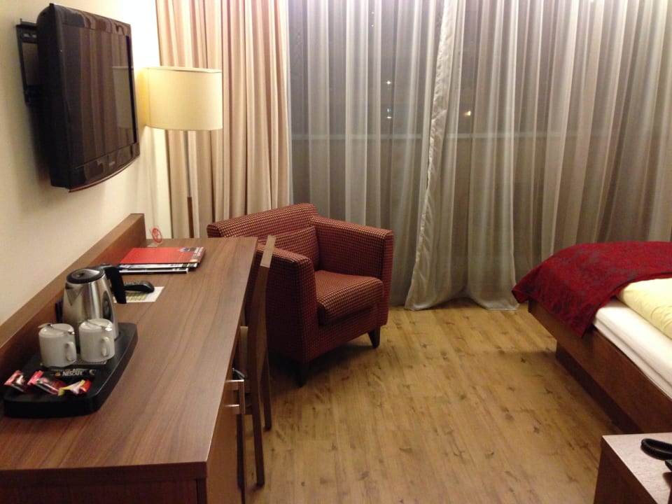 Schreibtisch, Sessel SONNE_1806, Hotel am Campus Dornbirn