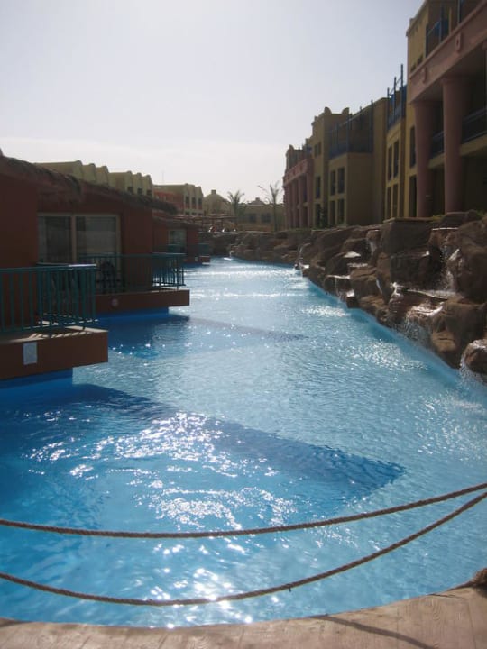 Die Wasserbungalows zwischen Palace und Beach Hotel Titanic Palace