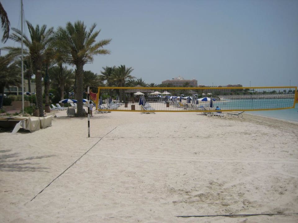 Blick auf den Strand mit der Volleyball-Anlage Radisson Blu Hotel & Resort Abu Dhabi Corniche