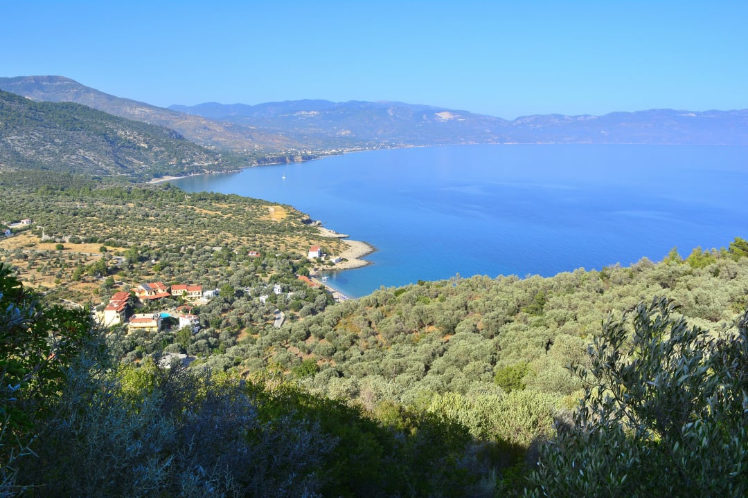 Widok na hotel Hotel Limnionas Bay Village