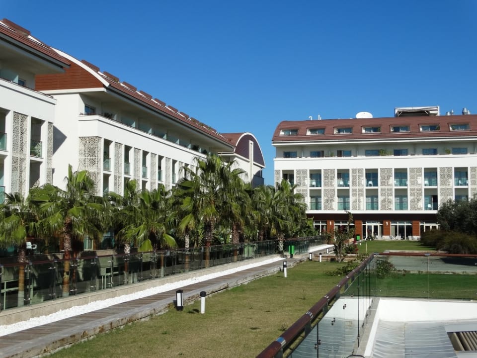 Außenansicht mit Blick auf grün bepflanzten Innenhof Sentido Trendy Verbena Beach