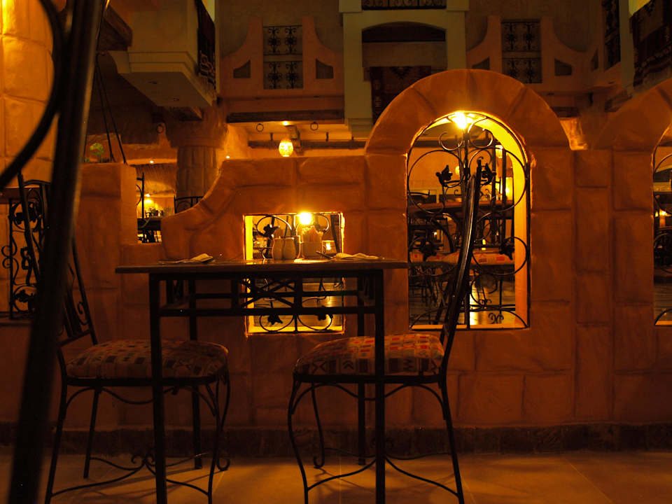 Restauracja główna wieczorem Pickalbatros Alf Leila Wa Leila Resort - Neverland Hurghada