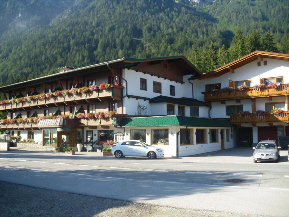 Hotel vom See aus gesehen. Gasthof St.Hubertus