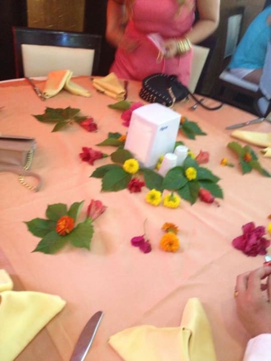 Abends mit Blumen am Stammtisch überrascht Hotel Orfeus Park