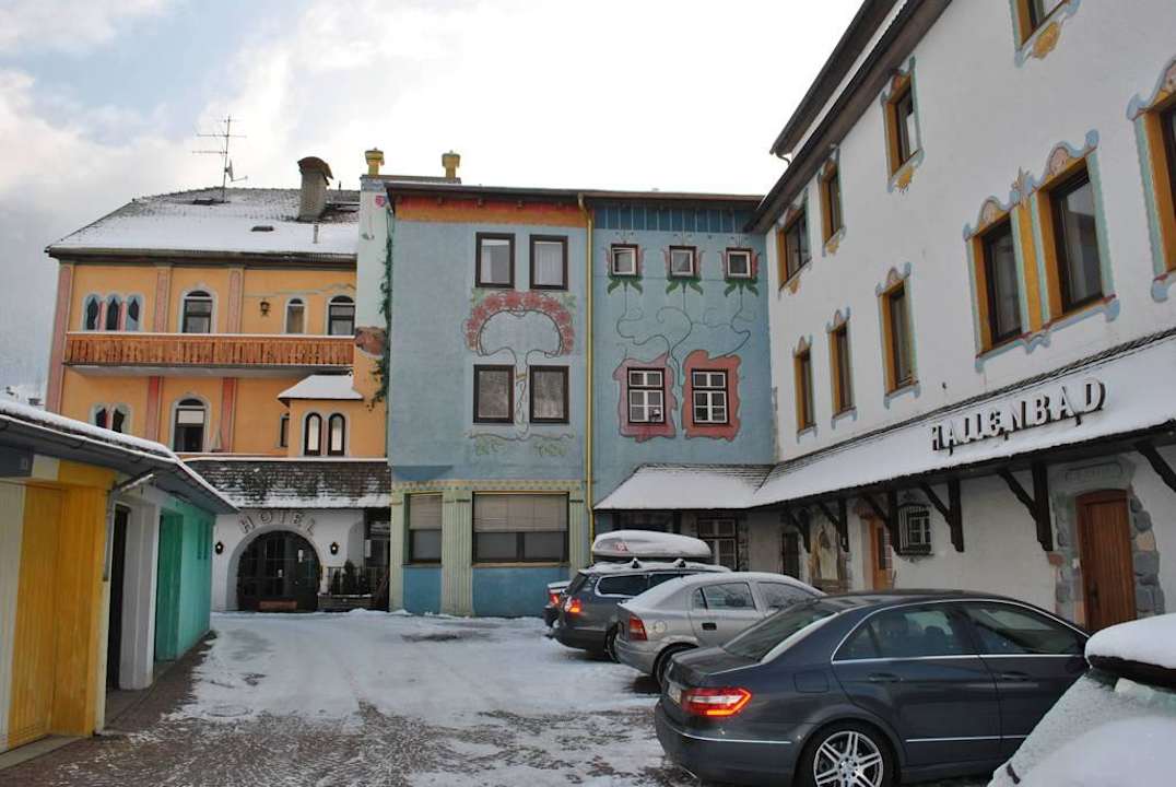 Rückseite Hotel / Parkplatz / Garagen Hotel Wilder Mann