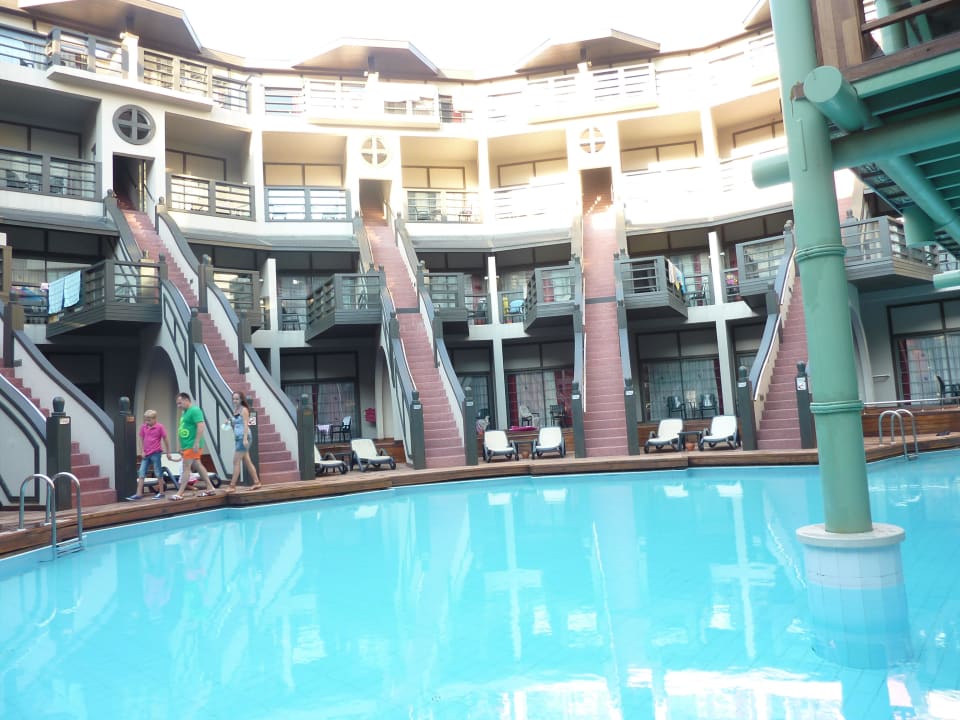 Pool im Innenhof Limak Lara Deluxe Hotel & Resort