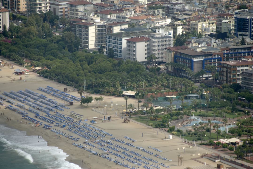 Blick von der Burg auf den Hotelstrand Riviera Hotel & Spa