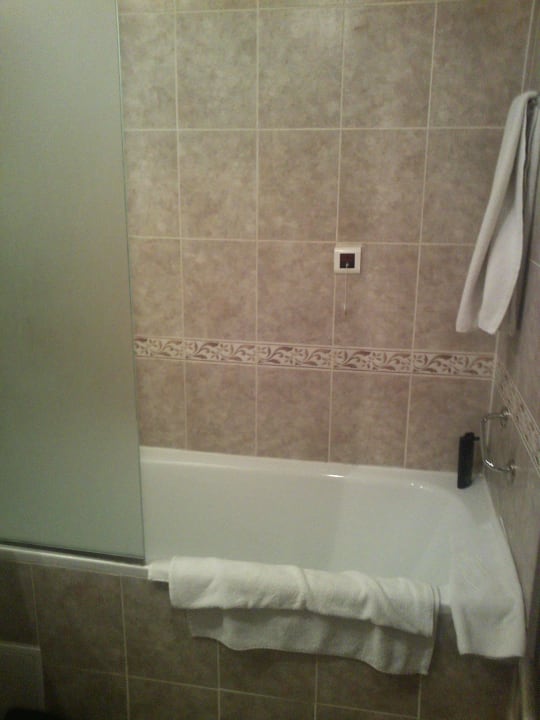 Badewanne...zu hoch gebaut...Vorsicht Odessos Park Hotel