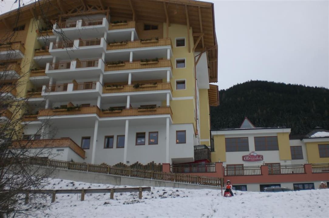 Teile der Frontansicht Familienresort Ellmauhof – das echte All Inclusive