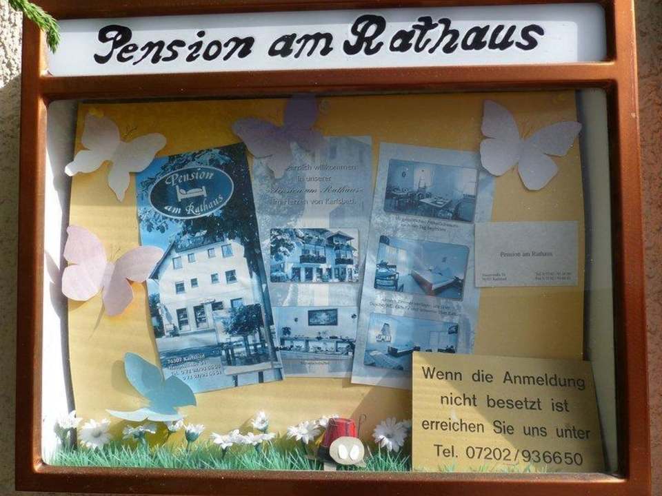 Schaukasten mit Tel.-Nr. Pension am Rathaus