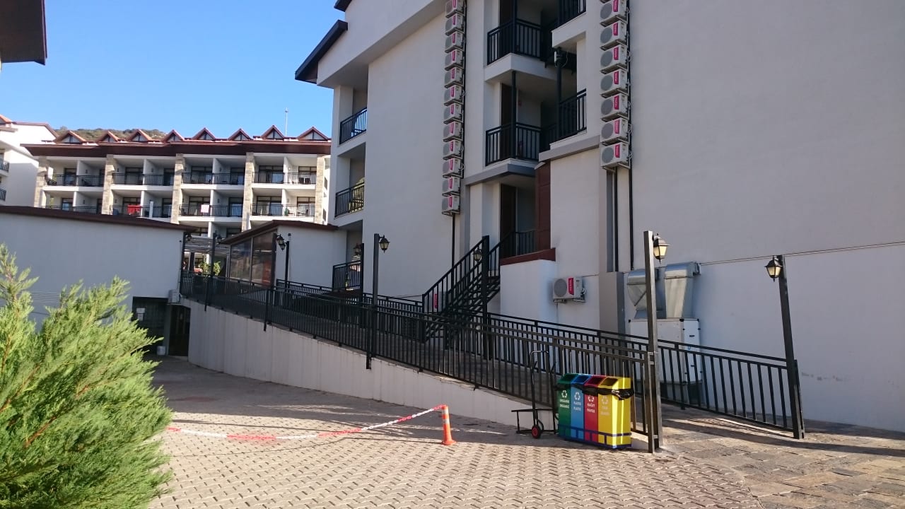 Hintereingang? Nein, Haupteingang Ramada Resort Akbuk