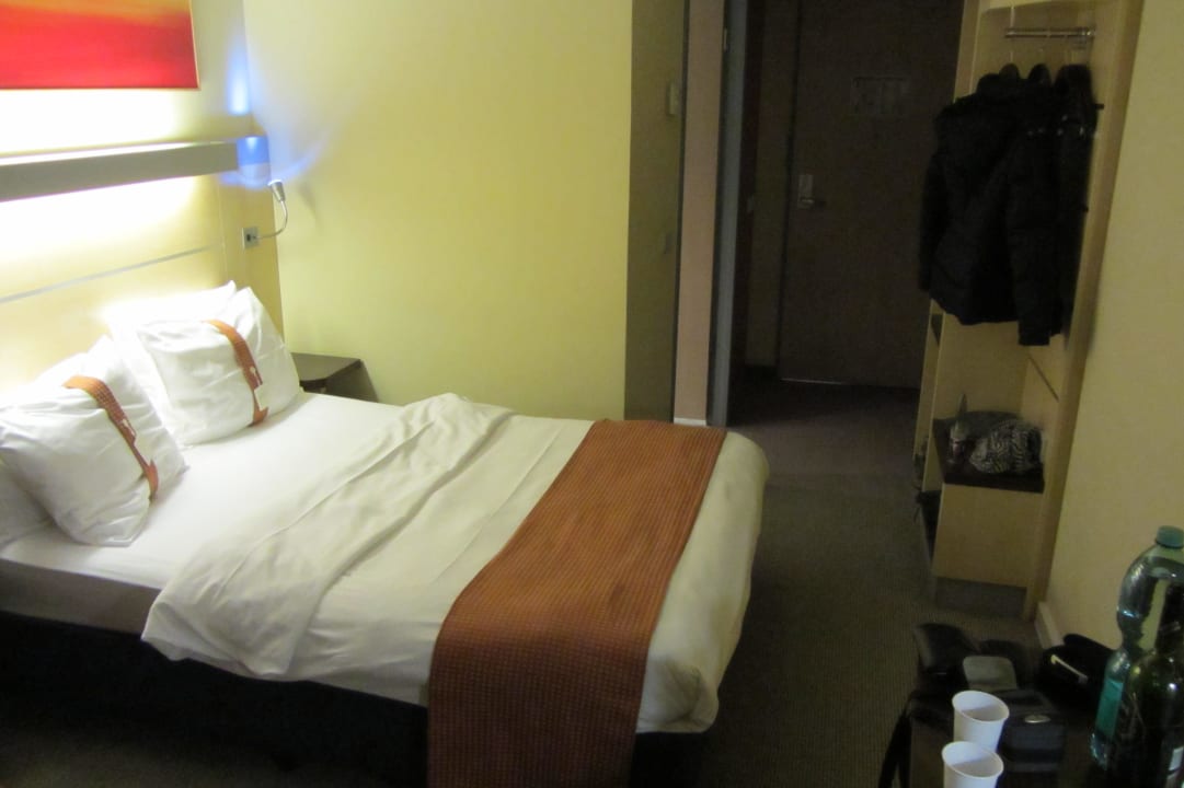 Eingangsbereich, Schrank, Eingang Bad und Bett Holiday Inn Express Berlin City Center