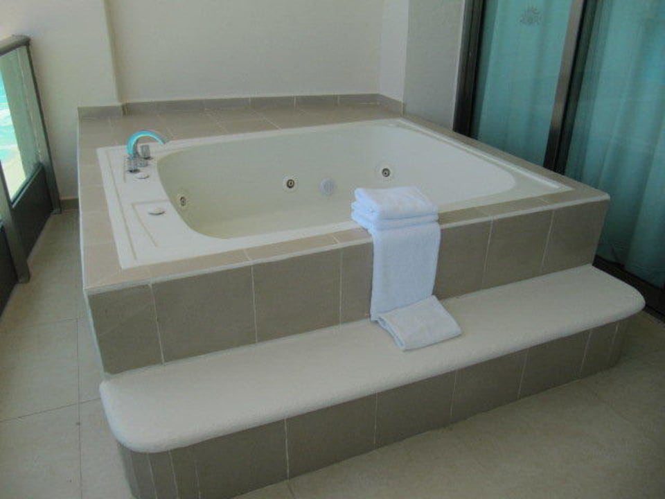 Jacuzzi na balkonie Seadust Cancun Family Resort
