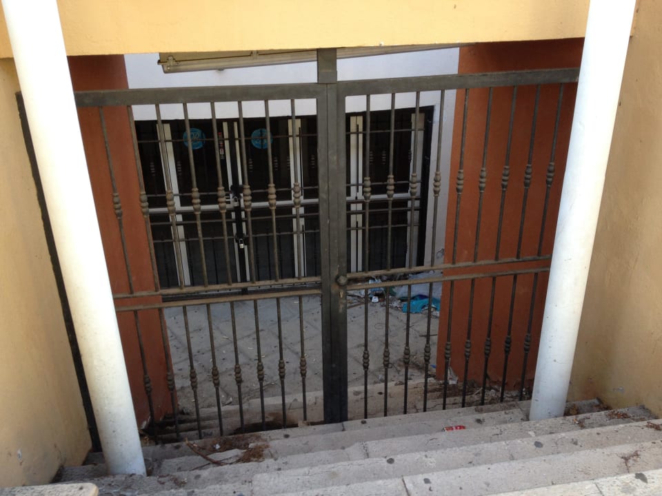 Ob das auch ein Eingang zum Hotel ist? Los Olivos Beach Resort