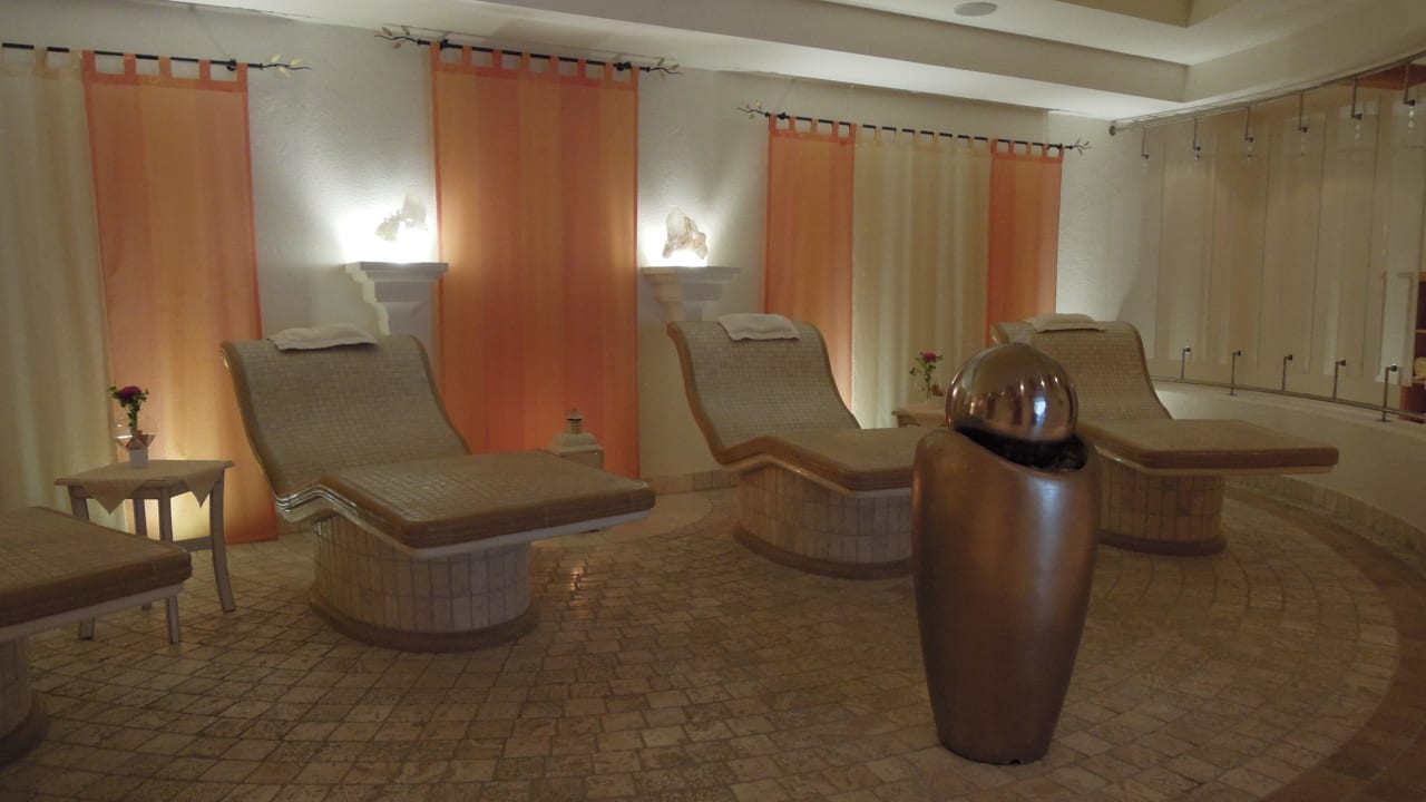 Warme Steinliegen nach der Massage Vitalhotel Edelweiss