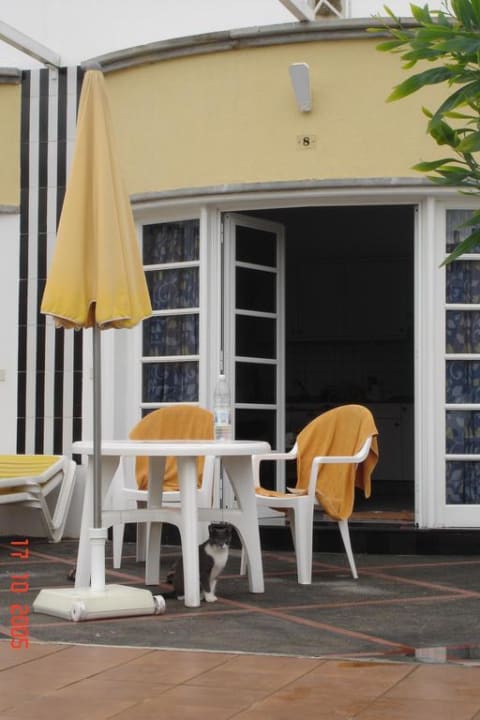 2 Plastikstühle, 1 Tisch, 1 ausgewaschener Schirm Hotel Islas Paraiso