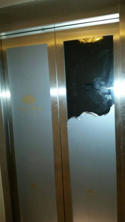 Unser Fahrstuhl... Wenn er den mal funktiuoniert !! Well Palace Side