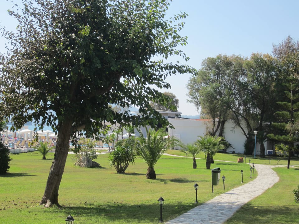 Der Weg zum Pool Domes Aulūs Zante, Autograph Collection