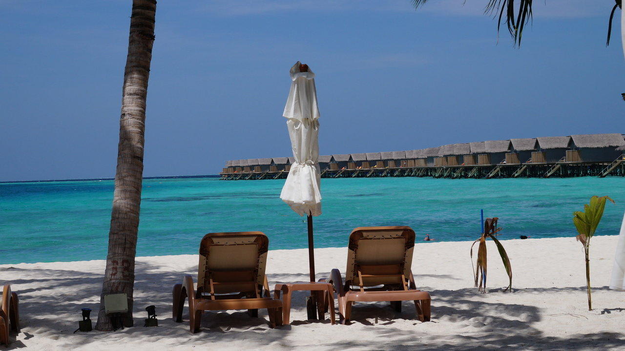 Strandausblick Centara Ras Fushi Resort & Spa Maldives