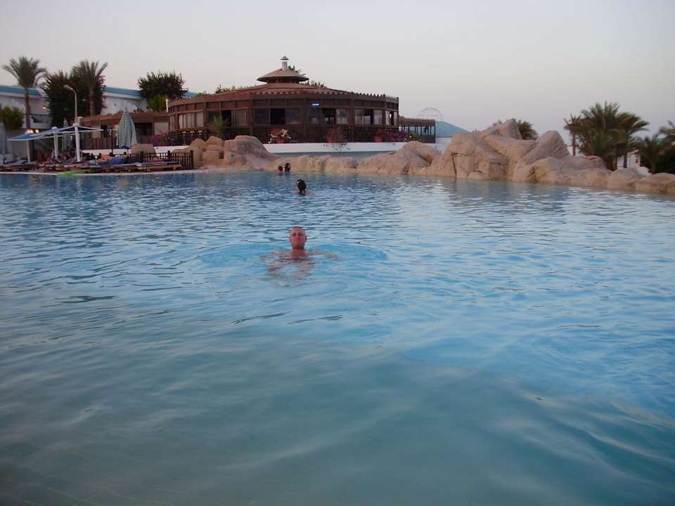 Jeden z pieci pieknych basenów Sultan Gardens Resort