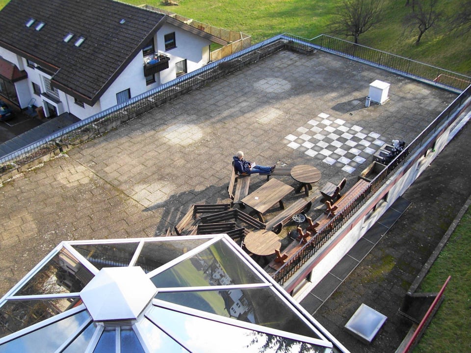 Ausblick aus dem Restaurant auf die Terrasse Panoramahotel Berghof