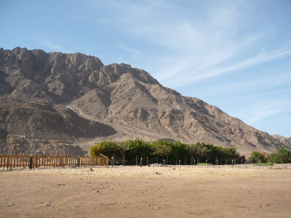 Blick von Meer aus Richtung Hotelanlage Happy Life Village