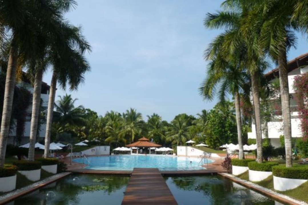 Blick zum Pool Hotel Lanka Princess Ayurveda