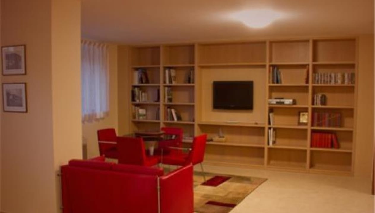 Zona comune, tv, libreria Miramonti Room & Breakfast