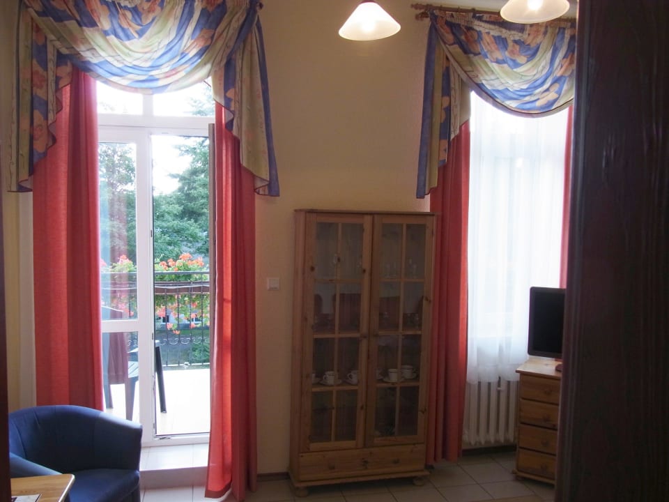 Wohnzimmer mit Blick auf Balkon Jantar Hotel & Spa