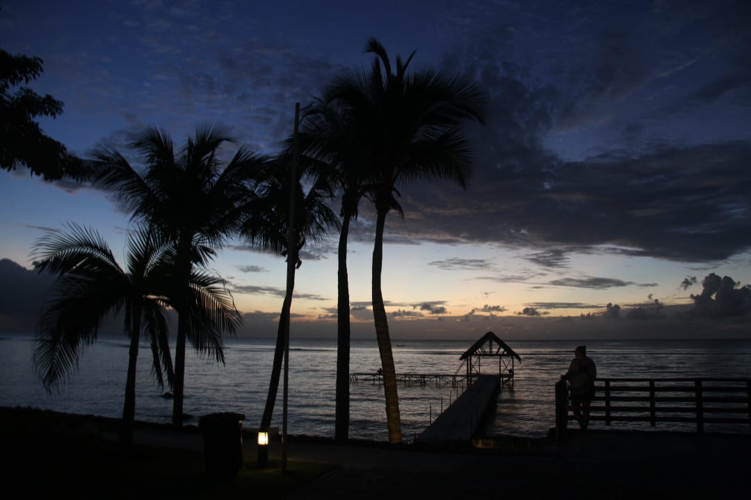 Západ slunce nad hotelovou pláží Le Meridien Ile Maurice