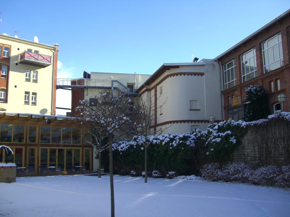 Hotelinnenhof mit Saunabereich rechts  Hotelpark Stadtbrauerei Arnstadt