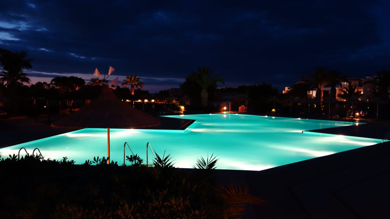 Pool am Abend Anissa Beach & Village
