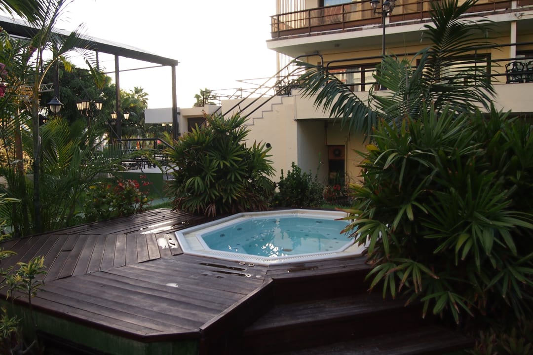 Whirlpool im Garten hinter dem Hotel Hotel ValleMar