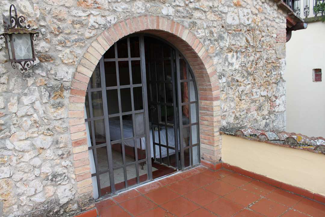 Von der Terrasse aus in die Suite Hotel Borgo San Luigi