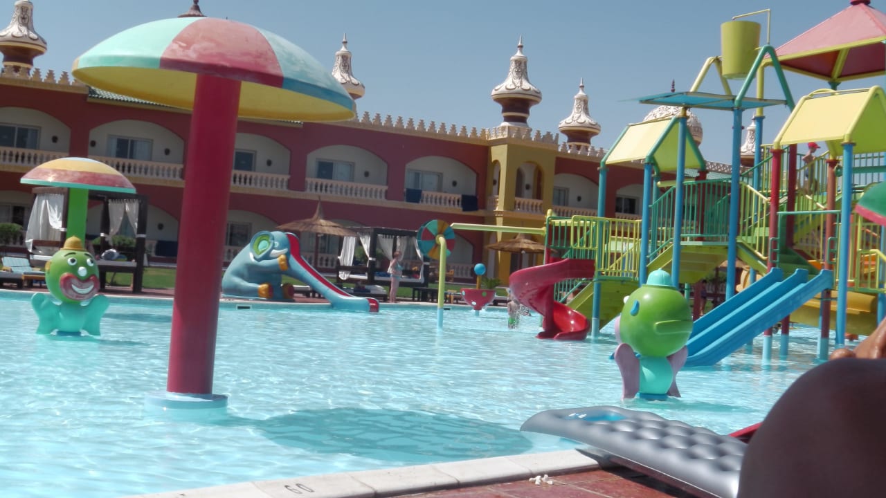 Kinderpool abgetrennt vom Erwachsenenpool Pickalbatros Alf Leila Wa Leila Resort - Neverland Hurghada